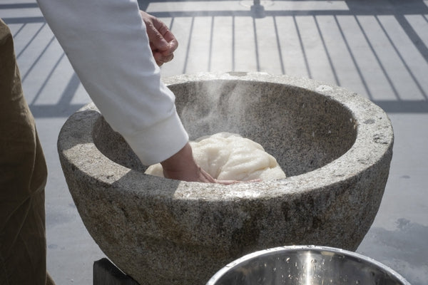 Pounding rice into mochi