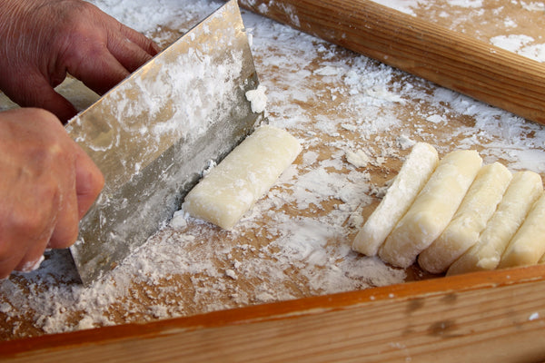 Cutting mochi