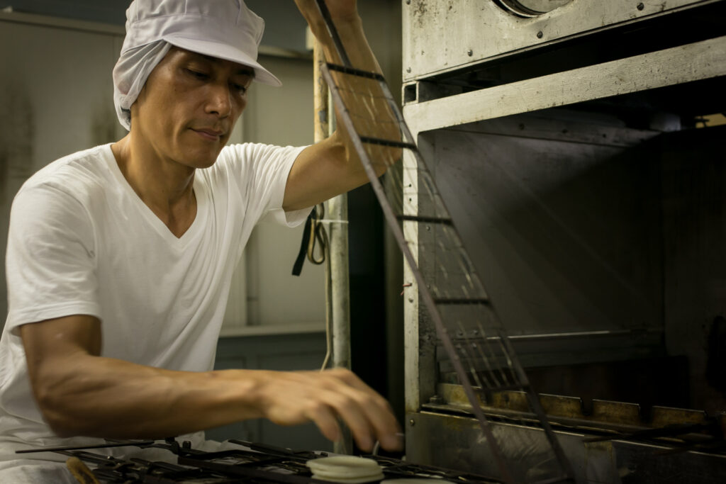 Rice cracker artisan