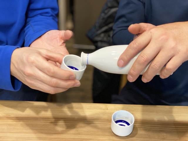 Pouring sake etiquette