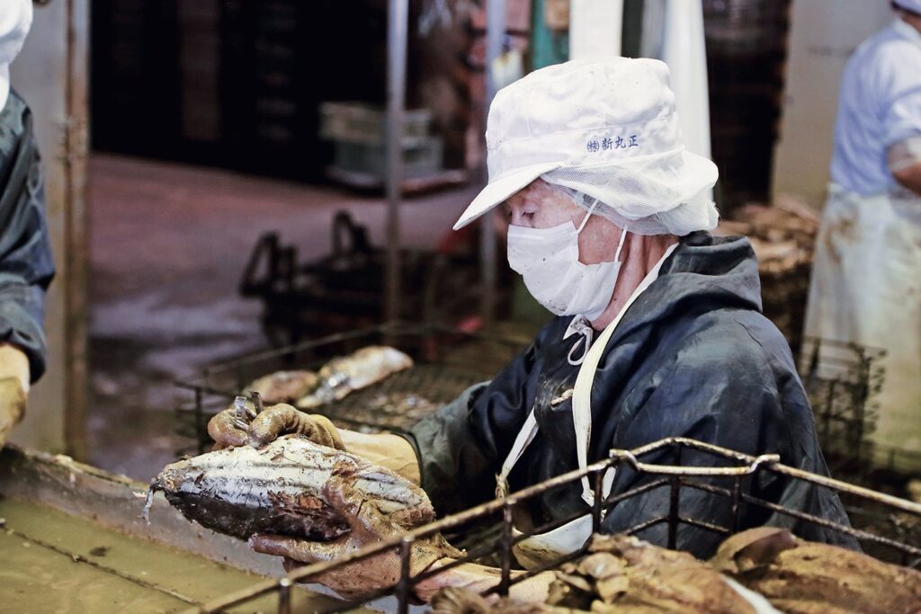 The making of dried bonito flakes. | ©Shinmarusho Co., Ltd.
