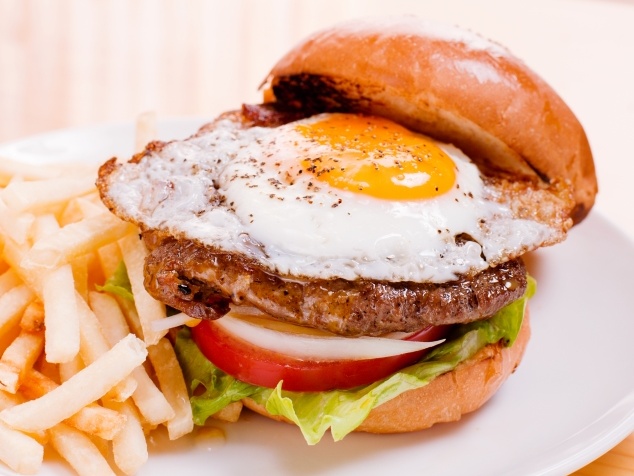 Tsukimi burgers are a well-loved, modern Tsukimi-inspired dish. | ©photoAC