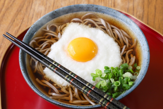 Tsukimi soba, with grated yam and a raw egg yolk. | ©photoAC