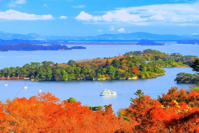 Daytime view of Matsushima Bay from Saigyo Modoshi no Matsu Park in autumn. | ©photoAC