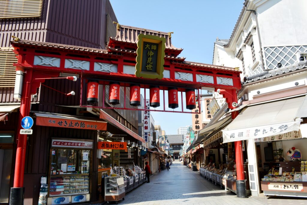 The Nakamise Shopping Street is famous for local specialties like Daruma dolls and kuzumochi. | © photoAC