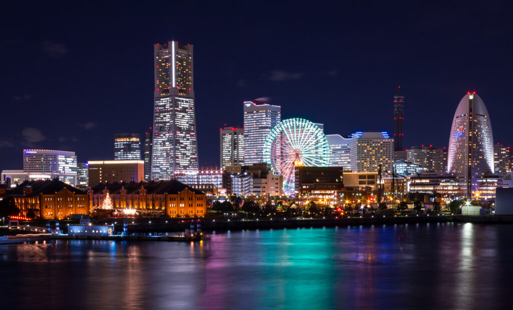 Nighttime view of the Minato Mirai 22. | ©Kakidai / CC BY-SA 4.0